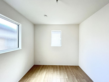 �q�������@�����`Bed Room�`�@2�ʍ̌����m�ۂ������邢�����́A���ʂ����ǂ��A��ϋ��S�n�̗ǂ���ԂƂȂ��Ă���܂��B�u�₩�ȕ��������ċN���钩�́A���K�����̎n�܂�ɁI���������ʕ����ƂĂ��ǂ��Z�܂���