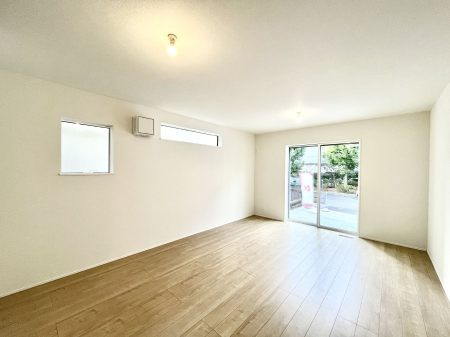 ���r���O�@�����`Living�`�@�O���̗��Ȃ��V���v���ł�������LDK�B�傫�ȑ�������������������ނ̂Ŏ��������邭�A�Ƒ��̌e���̏�Ƃ��ăs�b�^���ł��B�J�����Ɠ�������̗ǂ��𐥔񂲗����������I