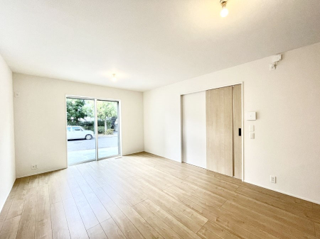 ���̑����ρ@�����`Living�`�@�Ƒ��̐H����c���̂ق��A�q�ǂ���V�΂�����A�F�l���������肷��LDK�͏Z�܂��̒��S�B�����ԉ߂����ꏊ������A���̋�Ԃ͏Z�܂��S�̂̋��S�n�����E���܂��B