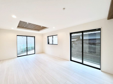 ���r���O�@���邢�z���������A�����̕��͋C�ɖ�������郊�r���O�E�_�C�j���O�B 