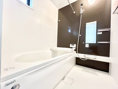 �����@�����`Bath Room�`�@�������Ƒ���L�΂��ē������邱�Ƃ��\�I����̔�������M�d�ȃo�X�^�C���ł��B���q�l�Ƃ��ꏏ�ł��\���ȍL���Ȃ̂ŁA���r���O�Ƃ͈�����Ƒ��c�R�̂ЂƎ������y���݂��������܂��B