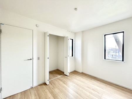 �Q���@�����`Bed Room�`�@�u��������������l�v�Ƃ��v�w�ł�����肭�낰��Q���B�����̉Ǝ��₨�d���ɔ�ꂽ���̓t�J�t�J�̃x�b�g�Ŗ�����Ă��������B�e���r��{�I�������Ă����K�ȍL����������