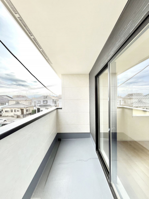 �o���R�j�[�@�����`Balcony�`�@�傫�ȋ�Ɉ͂܂ꂽ�C�����̂����ƁB�o���R�j�[��`�������ň��|�I�ȊJ�����ɕ�܂�܂��B�o���R�j�[�͗z���������݂��z�c����󕨂��C�����悭�������Ƃ��ł��܂��B