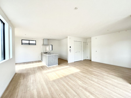 ���r���O�@�����`Living�`�@�Ƒ��̐H����c���̂ق��A�q�ǂ���V�΂�����A�F�l���������肷��LDK�͏Z�܂��̒��S�B�����ԉ߂����ꏊ������A���̋�Ԃ͏Z�܂��S�̂̋��S�n�����E���܂��B