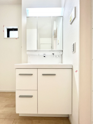 ���ʑ�E���ʏ��@�����`Dressing Room�`�@���邭����������p�E�_�[���[���B�����g���ꏊ�����炱���A���K�ȋ�ԂƂȂ��Ă���܂��B�V�����v�[�h���b�T�[���̗p���Ă���܂��̂ŁA���V��������y�ɏo���܂��B