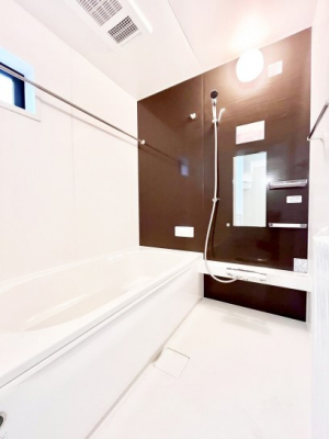 �����@�����`Bath Room�`�@�������Ƒ���L�΂��ē������邱�Ƃ��\�I����̔�������M�d�ȃo�X�^�C���ł��B���q�l�Ƃ��ꏏ�ł��\���ȍL���Ȃ̂ŁA���r���O�Ƃ͈�����Ƒ��c�R�̂ЂƎ������y���݂��������܂��B