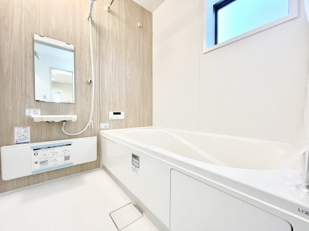 �����@�����`Bath Room�`�@�������������͋C�̗����Ŗ����Ɍ����ă��t���b�V���B���������@�\���t���Ă���̂ŗׂ̐���@�u����Ő􂢏オ�������󕨂��A�J�̓����V�C���C�ɂ������������邱�Ƃ��\�ł��B