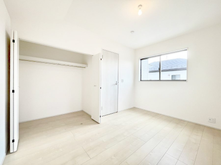 ���̑����ρ@�����`Bed Room�`�@�؂̉����肪�₳�����t���[�����O�͈��炬�������炷�v���C�x�[�g��ԁB����߂̃t���[�����O�ł��̂ŁA�ǎ��Ƃ��}�b�`���A���������X�ɍL�������Ă������ʂ��B