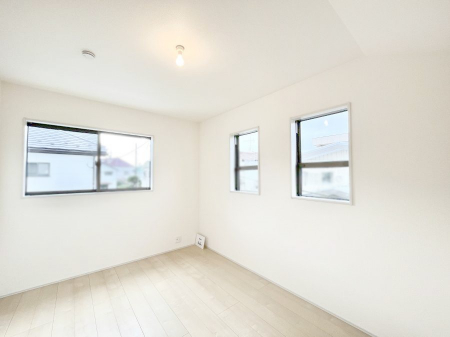 �q�������@�����`Bed Room�`�@�q�������͂��q�l�ɂƂ��đ�Ϗd�Ȗ���������܂��B�q����l�ŉ߂�����Ԃ�^���邱�ƂŁA�h���׋����Ԃ����R�Ƒ����܂����畔���̕Еt����|���Ȃǂ��������ƂɌq����܂��B