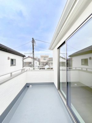 �o���R�j�[�@�����`Balcony�`  �傫�ȋ�Ɉ͂܂ꂽ�C�����̂����ƁB  �o���R�j�[��`�������ň��|�I�ȊJ�����ɕ�܂�܂��B  �o���R�j�[�͗z���������݂��z�c����󕨂��C�����悭�������Ƃ��ł��܂��B