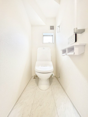 �g�C���@�����`Toilet�`�@�Y��E�X�b�L���E���K�ȃE�H�V�����b�g�t�g�C���ł��낰���Ԃł��B1�A2�K���Ƀg�C���X�y�[�X�I�̌������薾�邭�A���K��ԂƂȂ��Ă���܂��������g���ꏊ�����炱���̔z���ł��I