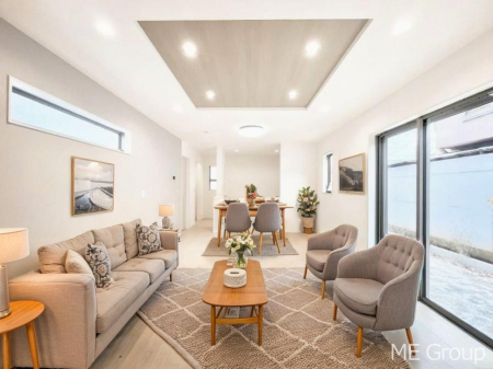 ���r���O�@�����`Living�`�@�Ƒ��̐H����c���̂ق��A�q�ǂ���V�΂�����A�F�l���������肷��LDK�͏Z�܂��̒��S�B�����ԉ߂����ꏊ������A���̋�Ԃ͏Z�܂��S�̂̋��S�n�����E���܂��B���Ƌ�͂b�f�ł�