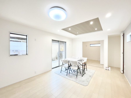 ���r���O�@�����`Living�`�@�Ƒ��̈�̊�����������L�X�Ƃ����X�y�[�X�B�Ƒ��Ɖ߂������Ԃ��؂ɂ�����Ƀs�b�^���̂�Ƃ�̏Z��Ԃł��B���q�l���������Ă����S���Č����܂��B