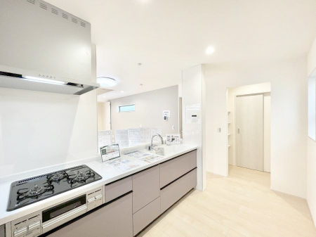 �L�b�`���@�����`Kitchen�`���r���O�����n����J�E���^�[�L�b�`���B���������Ȃ���Ƒ��ƃR�~���j�P�[�V�������Ƃ�邾���łȂ��A�傫�ȊJ���������邱�Ƃ��ł��܂��B  ���q�l�̐����������邱�Ƃ��ł��܂��ˁI