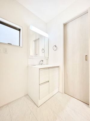 ���ʑ�E���ʏ��@�����`Dressing Room�`����������F�����œ��ꂳ��Ă���ƁA�X�b�L���Ɛ�������ۂ������܂��B���̗��ɂ͂����Ղ�Ǝ��[�X�y�[�X��W�������I�����́A�V���v�����@�\�����d�����āB