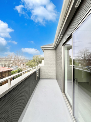 �o���R�j�[�@�����`Balcony�`�@������̃o���R�j�[�̑O�ɂ͉_�ȊO�ɑ��z���Ղ���̂�����܂���B�����󕨂������₷���A����薾�邭�C�����̂������������Ă��܂��B�g���₷���J���I�ȃo���R�j�[�ł���