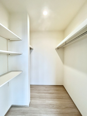 ���̑��@�����`Walk-in Closet�`�@�K�v�Ȃ��̂�R�[�f�B�l�[�g���ꗗ���Ċm�F�ł��A�g�x�x�⏀�����Z���ԂōςރE�H�[�N�C���N���[�[�b�g��ݒu���܂����B�Ƃ̒�����������Ƃ�����֗��Ȏ��[�X�y�[�X�ł��B