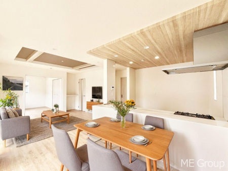 rO@`Living`@O̗ȂVvłLDKB傫ȑނ̂Ŏ邭AƑ̌ȅƂăsb^łBJƓ̗ǂ𐥔񂲗I@ƋCGł