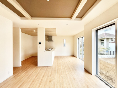 rO@`Living`  Lȗz̏ꏊƂ炵B  邱̋Ԃ݂͂Ȃ̏Ί炪WꏊAYA邱Ƃ̂Ȃ킢ȂbyގԁA̎vԂꏊB