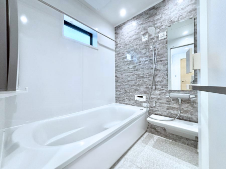 �����@�������P�������`Bath Room�`�@���t���̃o�X���[���́A�̌������薾�邭�C�����̗ǂ���Ԃł��B�������邱�ƂŁA���C�����ǍD�B������芰����o�X���[���ŁA�����̃o�X�^�C�����y���݂ɂȂ肻���ł��B