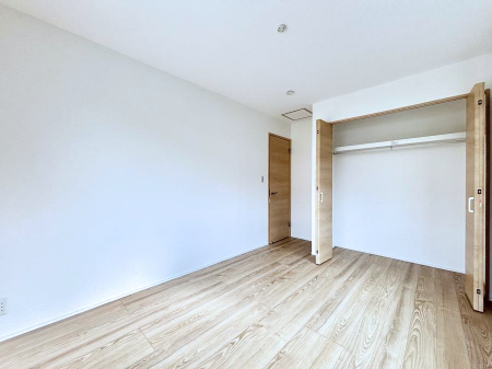 ���̑����ρ@�������P�������`Bed Room�`  �S�����ɂ͎��[�N���[�[�b�g�������I���i�g���̂��m���⏬���͂������A�G�ߕ��̂��m���Ȃǂ���������Ɛ������ڂ����܂������܂��B  ������Ԃ��L���g�p�ł��܂��ˁB