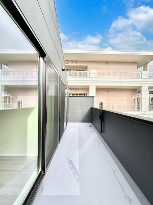 �o���R�j�[�@�������P�������`Balcony�`�@�傫�ȋ�Ɉ͂܂ꂽ�C�����̂����ƁB�o���R�j�[��`�������ň��|�I�ȊJ�����ɕ�܂�܂��B�o���R�j�[�͗z���������݂��z�c����󕨂��C�����悭�������Ƃ��ł��܂��B