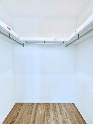 ���̑��@�������P�������`Walk-in Closet�`�@��������̗m���������Ă��V���ɂȂ�ɂ����E�H�[�N�C���N���[�[�b�g�B�m���ȊO�ɂ��A���i�g��Ȃ��Ɠd��X�[�c�P�[�X�A�X�g�b�N�i�Ȃǉ��ł��Еt����������Ԃł��B