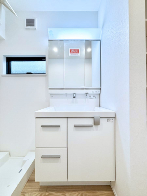 ���ʑ�E���ʏ��@�������P�������`Dressing Room�`�@�\���ȑ傫���̐��ʑ�͎��[�����鎖�Ȃ���A�g�����Ȃ݃`�F�b�N�⎕�����ȂǁA���̍Q�����������Ԃł��z�e�����C�N�ȃX�y�[�X�ŗ]�T�Ƃ�Ƃ�������Ē����܂��B