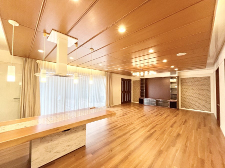 ���r���O�@���邢�z���������A�����̕��͋C�ɖ�������郊�r���O�E�_�C�j���O�B   