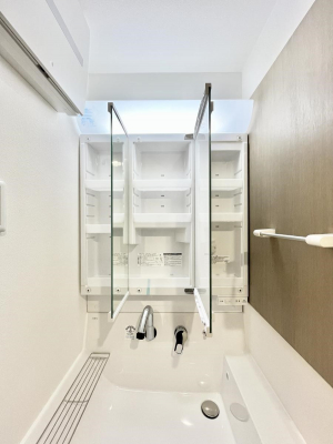 ���̑����ρ@�O�ʋ��̗��ɁA���ϕi��q���p�i�Ȃǂ����[�\�B���ʑ����������ƕۂ��܂��I