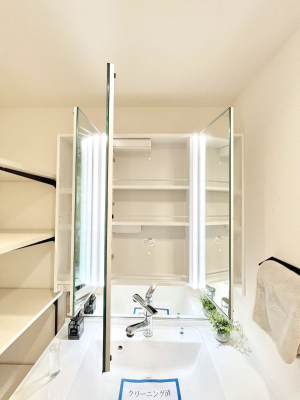 ���̑����ρ@�O�ʋ��̗��ɁA���ϕi��q���p�i�Ȃǂ����[�\�B���ʑ����������ƕۂ��܂��I