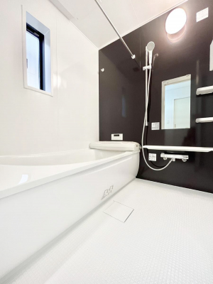 �����@�����`Bath Room�`�@�������������͋C�̗����Ŗ����Ɍ����ă��t���b�V���B���������@�\���t���Ă���̂ŗׂ̐���@�u����Ő􂢏オ�������󕨂��A�J�̓����V�C���C�ɂ������������邱�Ƃ��\�ł��B