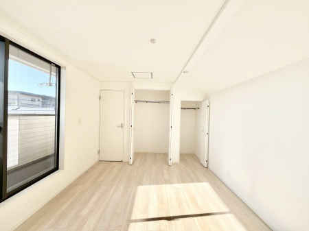 ���̑����ρ@�����`Bed Room�`�@�؂̉����肪�₳�����t���[�����O�͈��炬�������炷�v���C�x�[�g��ԁB����߂̃t���[�����O�ł��̂ŁA�ǎ��Ƃ��}�b�`���A���������X�ɍL�������Ă������ʂ��B