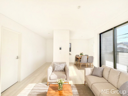 ���r���O�@�����`Living�`�@�Ƒ��̐H����c���̂ق��A�q�ǂ���V�΂�����A�F�l���������肷��LDK�͏Z�܂��̒��S�B�����ԉ߂����ꏊ������A���̋�Ԃ͏Z�܂��S�̂̋��S�n�����E���܂��B  ���Ƌ��CG�ł�