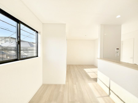 ���r���O�@�����`Living�`�L���ȗz�������̏ꏊ���Ƃ炵�����B�����邱�̋�Ԃ݂͂�Ȃ̏Ί炪�W���ꏊ�A����Y��A���邱�Ƃ̂Ȃ����킢���Ȃ���b���y���ގ��ԁA��������̎v�����Ԃ���ꏊ�B