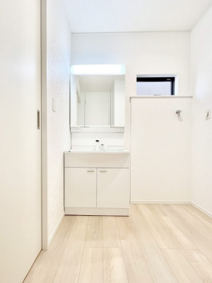 ���ʑ�E���ʏ��@�����`Dressing Room�`����������F�����œ��ꂳ��Ă���ƁA�X�b�L���Ɛ�������ۂ������܂��B���̗��ɂ͂����Ղ�Ǝ��[�X�y�[�X��W�������I  �����́A�V���v�����@�\�����d�����āB