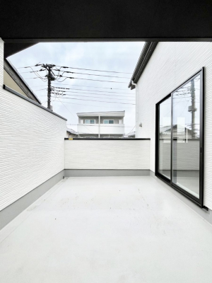 �o���R�j�[�@�����`Balcony�`�@�傫�ȋ�Ɉ͂܂ꂽ�C�����̂����ƁB�o���R�j�[��`�������ň��|�I�ȊJ�����ɕ�܂�܂��B�o���R�j�[�͗z���������݂��z�c����󕨂��C�����悭�������Ƃ��ł��܂��B