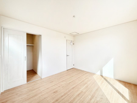 ���̑����ρ@�����`Bed Room�`�@�؂̉����肪�₳�����t���[�����O�͈��炬�������炷�v���C�x�[�g��ԁB����߂̃t���[�����O�ł��̂ŁA�ǎ��Ƃ��}�b�`���A���������X�ɍL�������Ă������ʂ��B