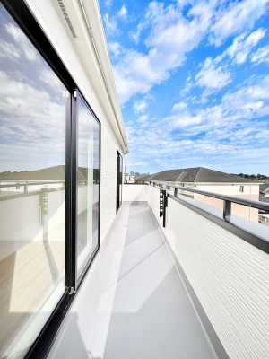 �o���R�j�[�@�����`Balcony�`�@�傫�ȋ�Ɉ͂܂ꂽ�C�����̂����ƁB�o���R�j�[��`�������ň��|�I�ȊJ�����ɕ�܂�܂��B�o���R�j�[�͗z���������݂��z�c����󕨂��C�����悭�������Ƃ��ł��܂��B