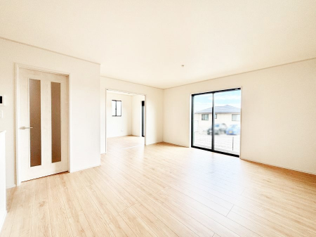 ���r���O�@�����`Living�`�@�O���̗��Ȃ��V���v���ł�������LDK�B�傫�ȑ�������������������ނ̂Ŏ��������邭�A�Ƒ��̌e���̏�Ƃ��ăs�b�^���ł��B�J�����Ɠ�������̗ǂ��𐥔񂲗����������I