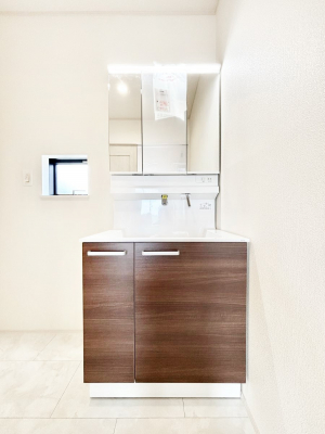 ���ʑ�E���ʏ��@�����`Dressing Room�`�@���邭����������p�E�_�[���[���B�����g���ꏊ�����炱���A���K�ȋ�ԂƂȂ��Ă���܂��B�V�����v�[�h���b�T�[���̗p���Ă���܂��̂ŁA���V��������y�ɏo���܂��B