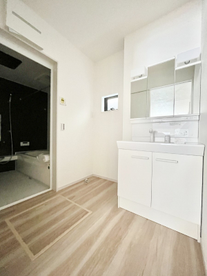 ̑@`Dressing Room`  \ȑ傫̐ʑ͎[鎖ȂAgȂ݃`FbN⎕ȂǁA̍QԂłzeCNȃXy[Xŗ]TƂƂĒ܂B