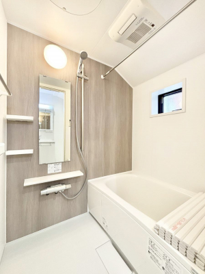 �����@�����`Bath Room�`�@���t���̃o�X���[���́A�̌������薾�邭�C�����̗ǂ���Ԃł��B�������邱�ƂŁA���C�����ǍD�B������芰����o�X���[���ŁA�����̃o�X�^�C�����y���݂ɂȂ肻���ł��B