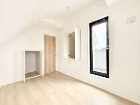 ���̑����ρ@�����`Bed Room�`�@�؂̉����肪�₳�����t���[�����O�͈��炬�������炷�v���C�x�[�g��ԁB����߂̃t���[�����O�ł��̂ŁA�ǎ��Ƃ��}�b�`���A���������X�ɍL�������Ă������ʂ��B