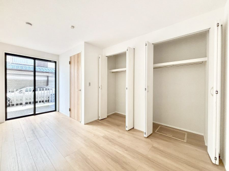 ���̑����ρ@�����`Bed Room�`�S�����ɂ͎��[�N���[�[�b�g�������I���i�g���̂��m���⏬���͂������A�G�ߕ��̂��m���Ȃǂ���������Ɛ������ڂ����܂������܂��B������Ԃ��L���g�p�ł��܂��ˁB