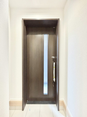 ���ց@�����`Entrance�`�Ƃ̏o����Ŗ����g�p����̂����ցB�؍ݎ��Ԃ͒Z���Ă��A���ւ̈�ۂ͉Ƃ̑���ۂ����E����ƌ����Ă��ߌ��ł͂���܂���B�I�V�����ȃh�A���疾�邢��������܂���