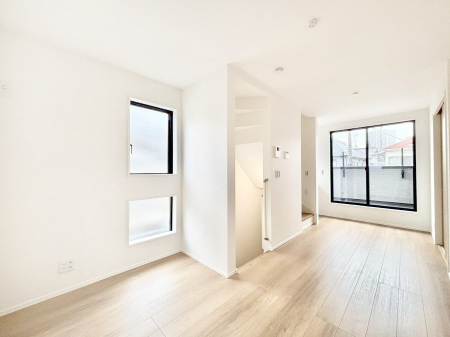 ���r���O�@�����`Living�`�L���ȗz�������̏ꏊ���Ƃ炵�����B�����邱�̋�Ԃ݂͂�Ȃ̏Ί炪�W���ꏊ�A����Y��A���邱�Ƃ̂Ȃ����킢���Ȃ���b���y���ގ��ԁA��������̎v�����Ԃ���ꏊ�B