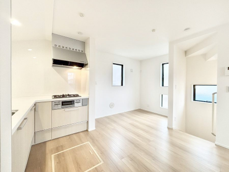 ���̑����ρ@�����`Living�`�@�Ƒ��̐H����c���̂ق��A�q�ǂ���V�΂�����A�F�l���������肷��LDK�͏Z�܂��̒��S�B�����ԉ߂����ꏊ������A���̋�Ԃ͏Z�܂��S�̂̋��S�n�����E���܂��B