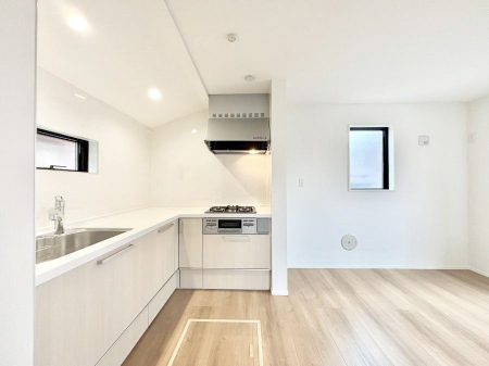 �L�b�`���@�����`Kitchen�`�@���R�������鑋�̂���L�b�`���������g���ꏊ�����炱���A�g��������l�����܂����B�������Ƃ����L�b�`���R�[�i�[�͎����L���Ȏd�オ��ƂȂ��Ă���܂��B