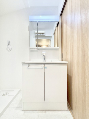 ���ʑ�E���ʏ��@�����`Dressing Room�`����������F�����œ��ꂳ��Ă���ƁA�X�b�L���Ɛ�������ۂ������܂��B���̗��ɂ͂����Ղ�Ǝ��[�X�y�[�X��W�������I  �����́A�V���v�����@�\�����d�����āB